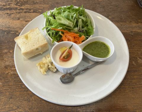 茨城県下妻市南原にあるイタリア料理のお店「スパゲッティ&ピッツァ&ドルチェ 芽キャベツ 砂沼公園通り店」サラダプレート