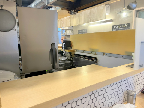 神奈川県横浜市神奈川区白楽にある天ぷら店「天ぷらとワイン からり。 東白楽駅前店」店内