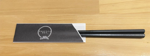 神奈川県横浜市神奈川区白楽にある天ぷら店「天ぷらとワイン からり。 東白楽駅前店」箸