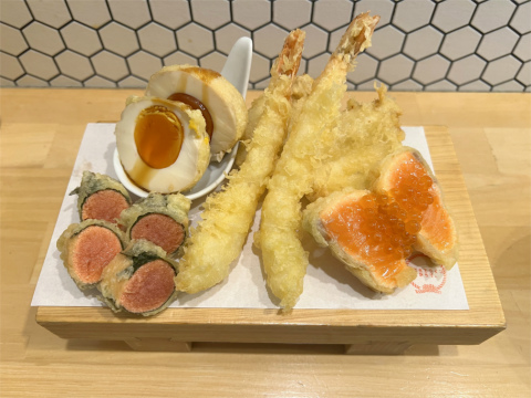 神奈川県横浜市神奈川区白楽にある天ぷら店「天ぷらとワイン からり。 東白楽駅前店」からりの天ぷら盛り合わせ