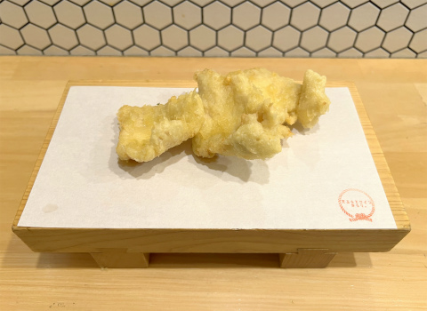 神奈川県横浜市神奈川区白楽にある天ぷら店「天ぷらとワイン からり。 東白楽駅前店」大山鶏の胸肉の天ぷら3枚