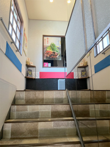 埼玉県草加市高砂1丁目にある洋食店「Diningcafe Petits Pois(プティポワ)」店舗入口階段