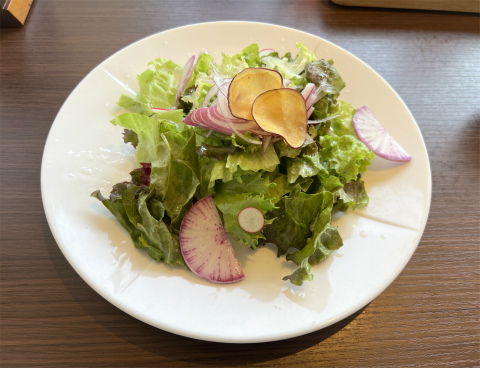 埼玉県草加市高砂1丁目にある洋食店「Diningcafe Petits Pois(プティポワ)」カジュアルランチのミニサラダ