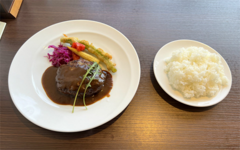 埼玉県草加市高砂1丁目にある洋食店「Diningcafe Petits Pois(プティポワ)」カジュアルランチの手ごねハンバーグとライス