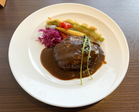 埼玉県草加市高砂1丁目にある洋食店「Diningcafe Petits Pois(プティポワ)」カジュアルランチの手ごねハンバーグ