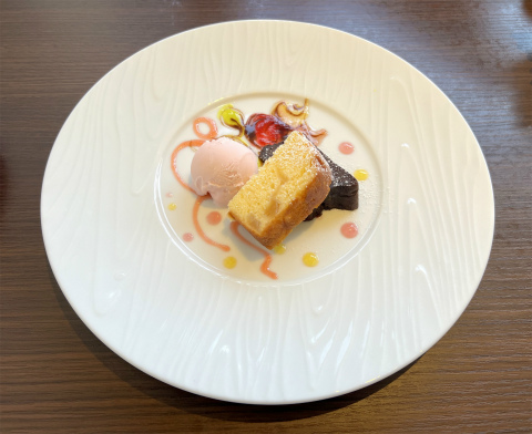 埼玉県草加市高砂1丁目にある洋食店「Diningcafe Petits Pois(プティポワ)」カジュアルランチのおまかせデザート ジェラート添え