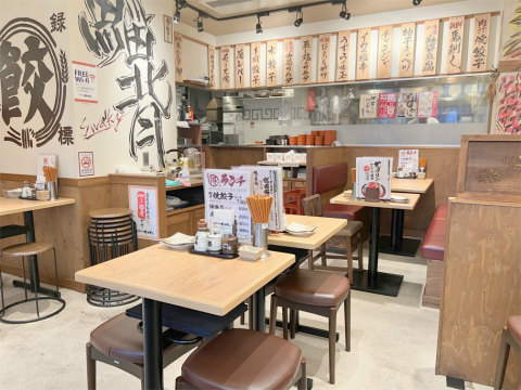 神奈川県横浜市神奈川区東神奈川1丁目にある居酒屋「肉汁餃子のダンダダン 東神奈川店」店内