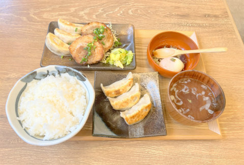 神奈川県横浜市神奈川区東神奈川1丁目にある居酒屋「肉汁餃子のダンダダン 東神奈川店」焼餃子・チャーシューランチ 追加の焼餃子(3ケ)