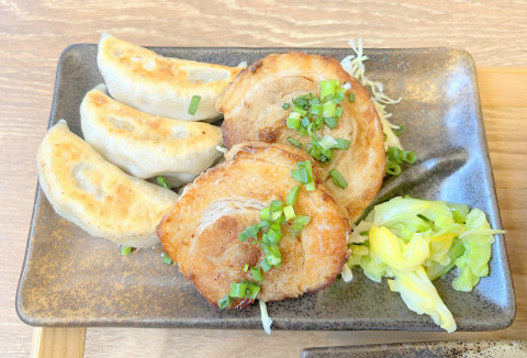 神奈川県横浜市神奈川区東神奈川1丁目にある居酒屋「肉汁餃子のダンダダン 東神奈川店」焼餃子・自家製炙りチャーシュー