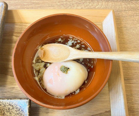 神奈川県横浜市神奈川区東神奈川1丁目にある居酒屋「肉汁餃子のダンダダン 東神奈川店」焼餃子・チャーシューランチの温泉玉子