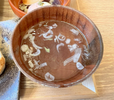 神奈川県横浜市神奈川区東神奈川1丁目にある居酒屋「肉汁餃子のダンダダン 東神奈川店」焼餃子・チャーシューランチのスープ