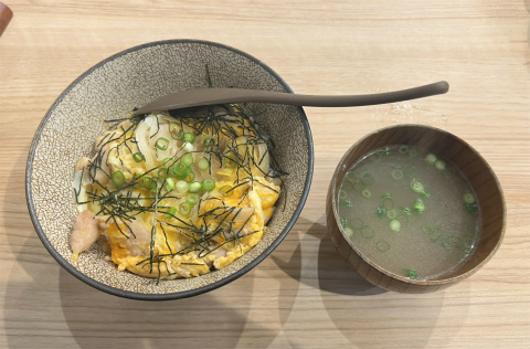 東京都練馬区旭丘1丁目にある鶏料理、居酒屋の「やきとり酒場 鶏no都」親子丼とスープ