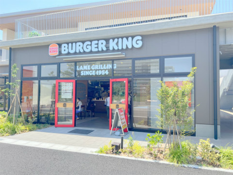 埼玉県草加市松原3丁目にあるハンバーガーショップ「BURGER KING バーガーキング トーブイコート店(TOBU icourt)」店舗外観
