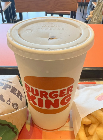 埼玉県草加市松原3丁目にあるハンバーガーショップ「BURGER KING バーガーキング トーブイコート店(TOBU icourt)」ワッパーセットのコカコーラゼロLサイズ