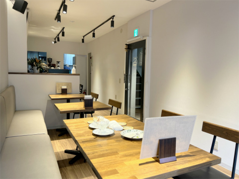 神奈川県横浜市神奈川区白楽にあるカフェ「Cafe G (カフェ ジー)」店内