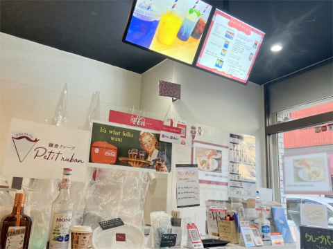 神奈川県横浜市神奈川区西神奈川2丁目にあるクレープ専門店「鎌倉クレープ petit ruban (プティリュパン)」店内