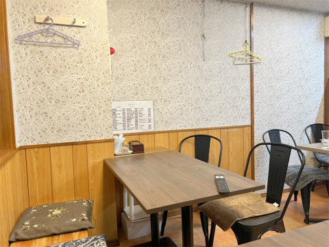 神奈川県横浜市中区相生町2丁目にあるお好み焼き店「お好み焼き まるよし (丸嘉)」店内