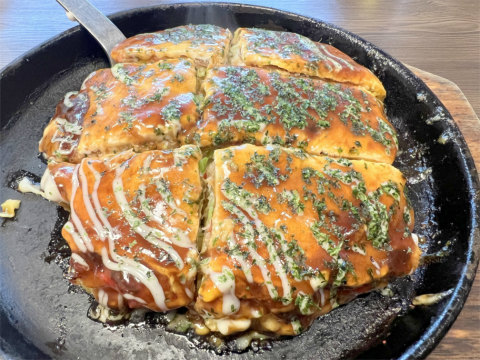 神奈川県横浜市中区相生町2丁目にあるお好み焼き店「お好み焼き まるよし (丸嘉)」お好み焼