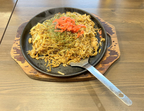 神奈川県横浜市中区相生町2丁目にあるお好み焼き店「お好み焼き まるよし (丸嘉)」そばめし