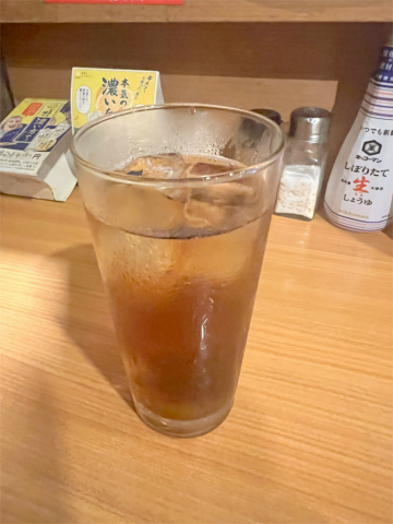 神奈川県横浜市神奈川区白楽にある焼鳥店「炭火焼鳥 とり9 白楽店」ウーロン茶