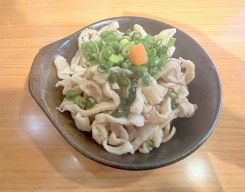 神奈川県横浜市神奈川区白楽にある焼鳥店「炭火焼鳥 とり9 白楽店」とり皮ポン酢