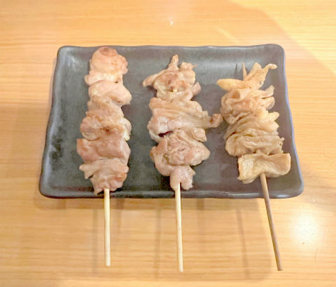 神奈川県横浜市神奈川区白楽にある焼鳥店「炭火焼鳥 とり9 白楽店」焼鳥 塩焼(かわ、せせり、もも)