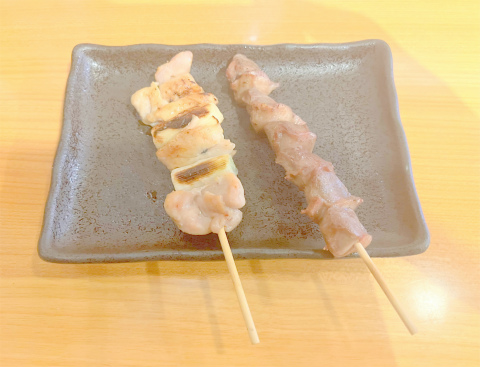 神奈川県横浜市神奈川区白楽にある焼鳥店「炭火焼鳥 とり9 白楽店」焼鳥 塩焼(ねぎま、砂肝)
