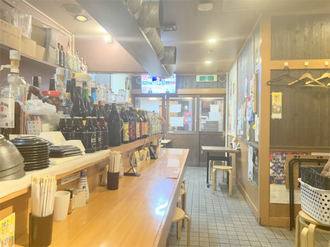 神奈川県横浜市神奈川区白楽にある焼鳥店「炭火焼鳥 とり9 白楽店」店内