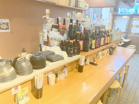 神奈川県横浜市神奈川区白楽にある焼鳥店「炭火焼鳥 とり9 白楽店」店内