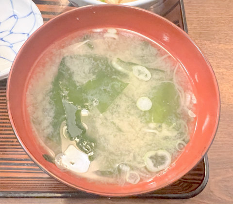 茨城県取手市本郷5丁目にある定食、食堂の「お食事処 ふる川」気まぐれ定食の味噌汁