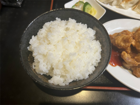 茨城県取手市本郷3丁目にある「中国料理 京華」鶏唐揚げ定食のごはん