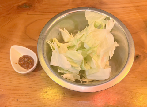 埼玉県草加市谷塚1丁目にある居酒屋、串揚「串焼もつ鍋 喜楽」お通しの辛味噌キャベツ