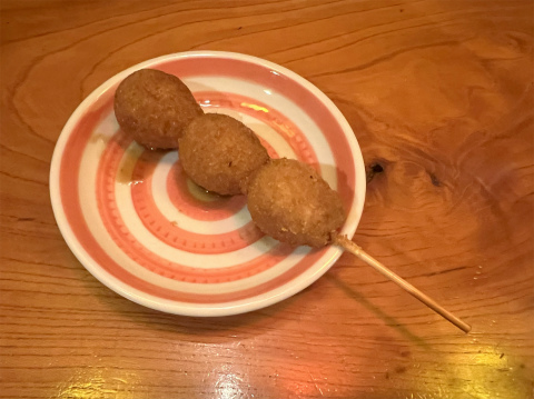 埼玉県草加市谷塚1丁目にある居酒屋、串揚「串焼もつ鍋 喜楽」 串カツ(うずら)