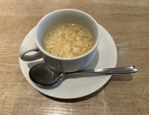 神奈川県横浜市西区みなとみらい3丁目にある洋食店「洋食 浅草 Kitchen Omiya(キッチンオオミヤ) MARK IS みなとみらい店」Bセットのスープ(玉子スープ)
