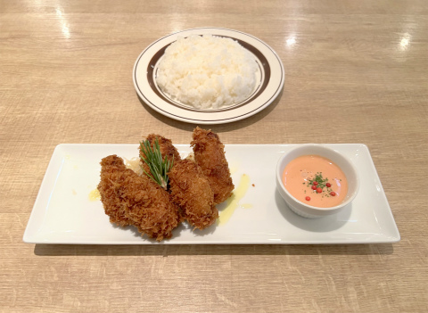神奈川県横浜市西区みなとみらい3丁目にある洋食店「洋食 浅草 Kitchen Omiya(キッチンオオミヤ) MARK IS みなとみらい店」瀬戸内産カキフライとBセットのライス
