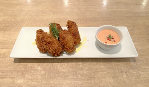 神奈川県横浜市西区みなとみらい3丁目にある洋食店「洋食 浅草 Kitchen Omiya(キッチンオオミヤ) MARK IS みなとみらい店」瀬戸内産カキフライ