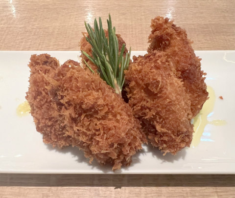 神奈川県横浜市西区みなとみらい3丁目にある洋食店「洋食 浅草 Kitchen Omiya(キッチンオオミヤ) MARK IS みなとみらい店」瀬戸内産カキフライ