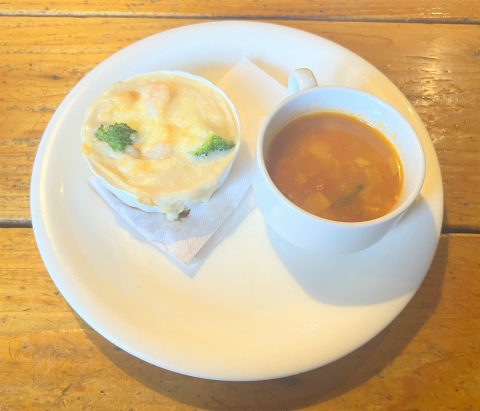 茨城県下妻市本城町1丁目にあるパスタのお店「パスタハウス スパゲティ屋 ポルコロッソ」ハーフセットの本日のスープ(ミネストローネ)とミニグラタン(海老とブロッコリーのグラタン)