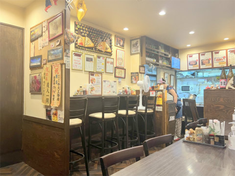 東京都墨田区東向島5丁目にあるステーキ、ハンバーグの「金屋 肉マル食堂」店内
