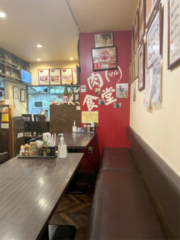 東京都墨田区東向島5丁目にあるステーキ、ハンバーグの「金屋 肉マル食堂」店内