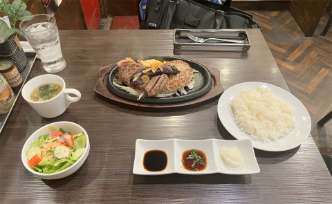 東京都墨田区東向島5丁目にあるステーキ、ハンバーグの「金屋 肉マル食堂」サーロインステーキ&ハンバーグセット