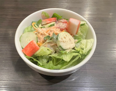 東京都墨田区東向島5丁目にあるステーキ、ハンバーグの「金屋 肉マル食堂」サーロインステーキ&ハンバーグセットのサラダ