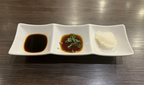 東京都墨田区東向島5丁目にあるステーキ、ハンバーグの「金屋 肉マル食堂」サーロインステーキ&ハンバーグのソース