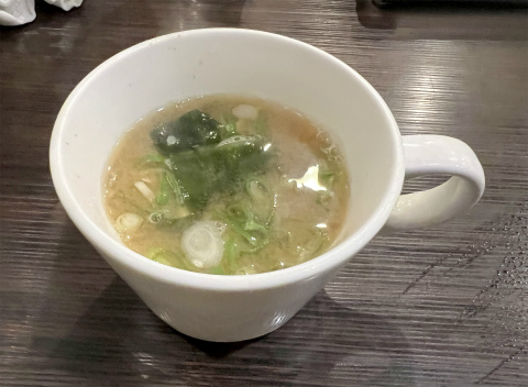 東京都墨田区東向島5丁目にあるステーキ、ハンバーグの「金屋 肉マル食堂」サーロインステーキ&ハンバーグセットのスープ