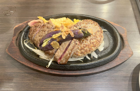 東京都墨田区東向島5丁目にあるステーキ、ハンバーグの「金屋 肉マル食堂」サーロインステーキ&ハンバーグ