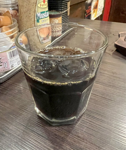 東京都墨田区東向島5丁目にあるステーキ、ハンバーグの「金屋 肉マル食堂」サーロインステーキ&ハンバーグセットのサービスドリンク(アイスコーヒー)