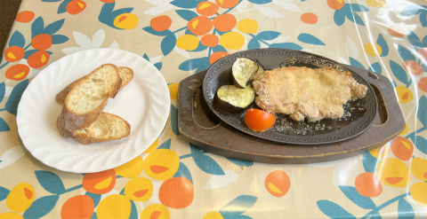 東京都世田谷区瀬田4丁目にあるイタリアンのお店「ANGELO アンジェロ」鶏肉の香草パン粉焼きとパン