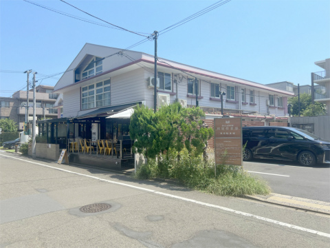 東京都世田谷区玉川台2丁目にある洋食店「GRILL&DINING 用賀倶楽部」店舗外観