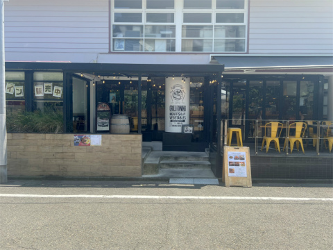 東京都世田谷区玉川台2丁目にある洋食店「GRILL&DINING 用賀倶楽部」店舗入口