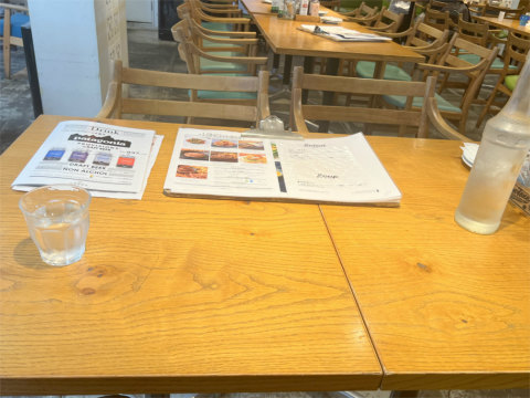 東京都世田谷区玉川台2丁目にある洋食店「GRILL&DINING 用賀倶楽部」店内